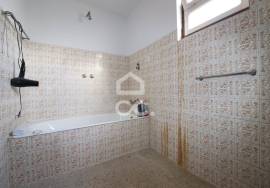 House with independent entrances, patio and backyard next to the center of the village of Avelar