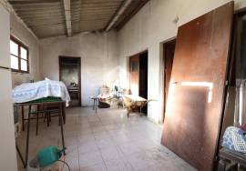 House with independent entrances, patio and backyard next to the center of the village of Avelar