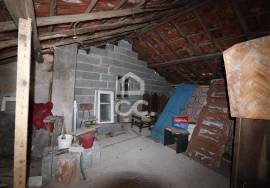 House with independent entrances, patio and backyard next to the center of the village of Avelar