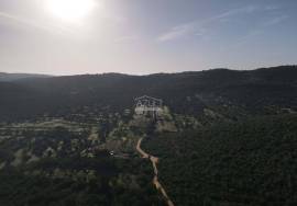Enormous plot of land (369.000m2) with a ruin, close to Loulé