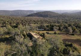 Enormous plot of land (369.000m2) with a ruin, close to Loulé