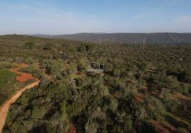 Enormous plot of land (369.000m2) with a ruin, close to Loulé