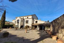 Beautiful And Spacious Former Winegrowing Property With 243 M2 Of Living Space On 1064 M2 Of Land In A Charming And Peaceful Hamlet.