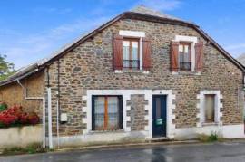 CORREZE. Lagraulière. Stone house with 2 bedrooms, barn and a garden of 714m2.