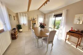 Beautiful Renovated Villa With 155 M2 Of Living Space, 4 Bedrooms, On A 1319 M2 Plot With Pool.