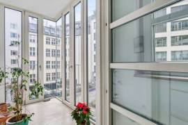 Few steps to Gendarmenmarkt & Friedrichstrasse: 2/3 rooms with balcony & parking for sale in Mitte