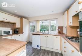 3 bedroom, Detached house for sale