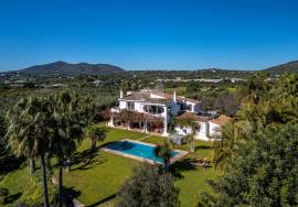 Detached 3 bedroom luxury villa with pool, Hectares of Olive groves & amazing sea views. Moncarapacho