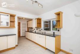 3 bedroom, Semi-detached house for sale