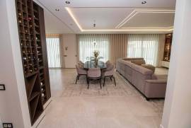 Exquisite 4-Bedroom Villa with Pool in Prime Location in Almancil