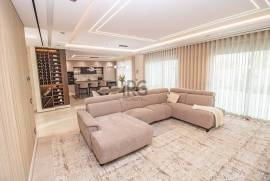 Exquisite 4-Bedroom Villa with Pool in Prime Location in Almancil