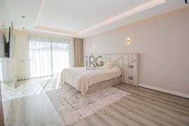 Exquisite 4-Bedroom Villa with Pool in Prime Location in Almancil