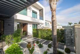 Exquisite 4-Bedroom Villa with Pool in Prime Location in Almancil