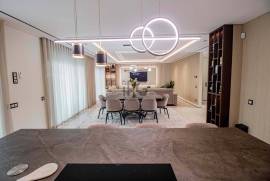 Exquisite 4-Bedroom Villa with Pool in Prime Location in Almancil