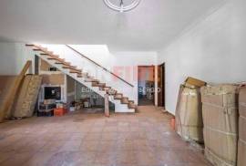 6 Bedroom House with Large Land – Opportunity in São Jorge, Santana