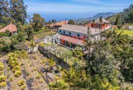 6 Bedroom House with Large Land – Opportunity in São Jorge, Santana