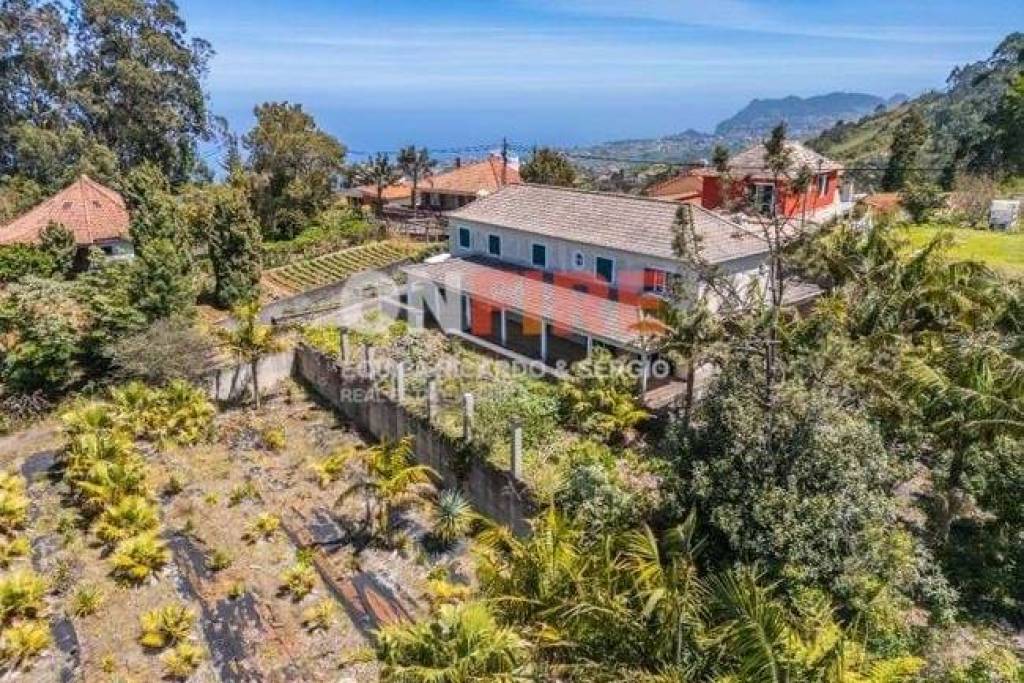 6 Bedroom House with Large Land – Opportunity in São Jorge, Santana