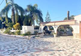 SALE of Country House in Elche.