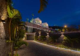 Ocean Oasis Villa - Luxury 4 Bedroom Villa by the Sea in Madeira