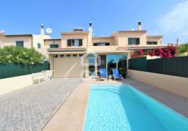 Sale with lifetime usufruct reservation - 3 bedroom villa with swimming pool in Armação de Pêra - Investment Opportunity in the Algarve