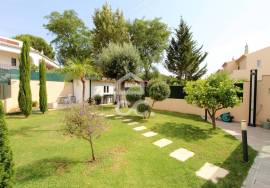 Sale with lifetime usufruct reservation - 3 bedroom villa with swimming pool in Armação de Pêra - Investment Opportunity in the Algarve