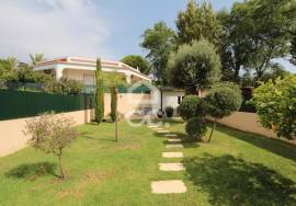 Sale with lifetime usufruct reservation - 3 bedroom villa with swimming pool in Armação de Pêra - Investment Opportunity in the Algarve