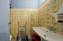 City Centre Shop with Ground Floor and Basement - Portimão