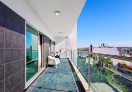 Refurbished 3 + 1 Bedroom Apartment in Rio Park Residence Condominium | Panoramic View of the Arade River – Portimão