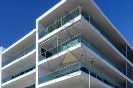 Refurbished 3 + 1 Bedroom Apartment in Rio Park Residence Condominium | Panoramic View of the Arade River – Portimão