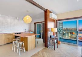 Refurbished 3 + 1 Bedroom Apartment in Rio Park Residence Condominium | Panoramic View of the Arade River – Portimão