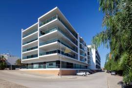 Refurbished 3 + 1 Bedroom Apartment in Rio Park Residence Condominium | Panoramic View of the Arade River – Portimão