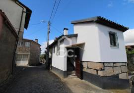 1 bedroom villa in a town just a few minutes from the city center.