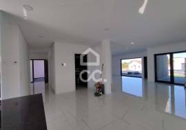 Villa V3 + 1 single tand rein of modern lines