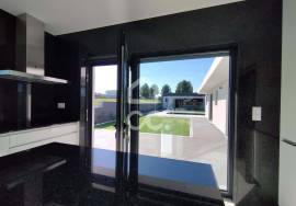 Villa V3 + 1 single tand rein of modern lines