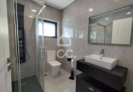 Villa V3 + 1 single tand rein of modern lines