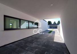 Villa V3 + 1 single tand rein of modern lines