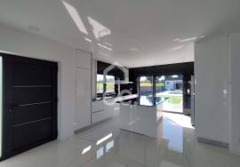 Villa V3 + 1 single tand rein of modern lines