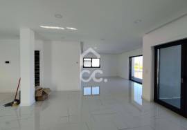 Villa V3 + 1 single tand rein of modern lines