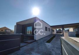 Villa V3 + 1 single tand rein of modern lines