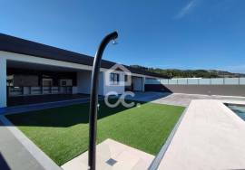 Villa V3 + 1 single tand rein of modern lines