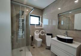 Villa V3 + 1 single tand rein of modern lines