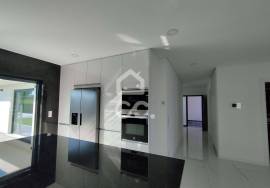 Villa V3 + 1 single tand rein of modern lines