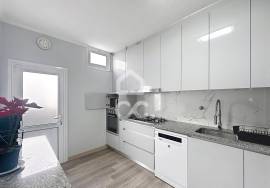 Detached house with four bedrooms, patio, garage, on the outskirts of the city