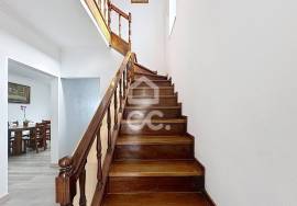 Detached house with four bedrooms, patio, garage, on the outskirts of the city