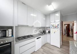 Detached house with four bedrooms, patio, garage, on the outskirts of the city