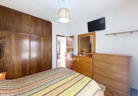 Detached house with four bedrooms, patio, garage, on the outskirts of the city