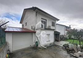 Detached house with four bedrooms, patio, garage, on the outskirts of the city