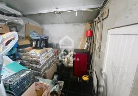 Detached house with four bedrooms, patio, garage, on the outskirts of the city