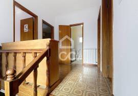 Detached house with four bedrooms, patio, garage, on the outskirts of the city