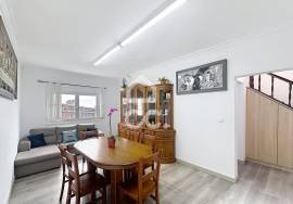 Detached house with four bedrooms, patio, garage, on the outskirts of the city